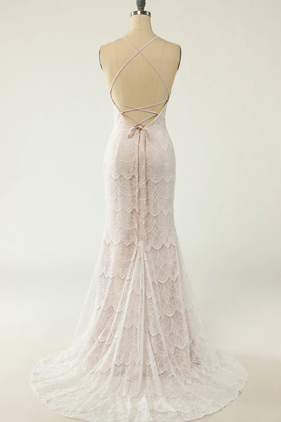 Vestido de noiva de renda branca de sereia halter branco com varrimento trem