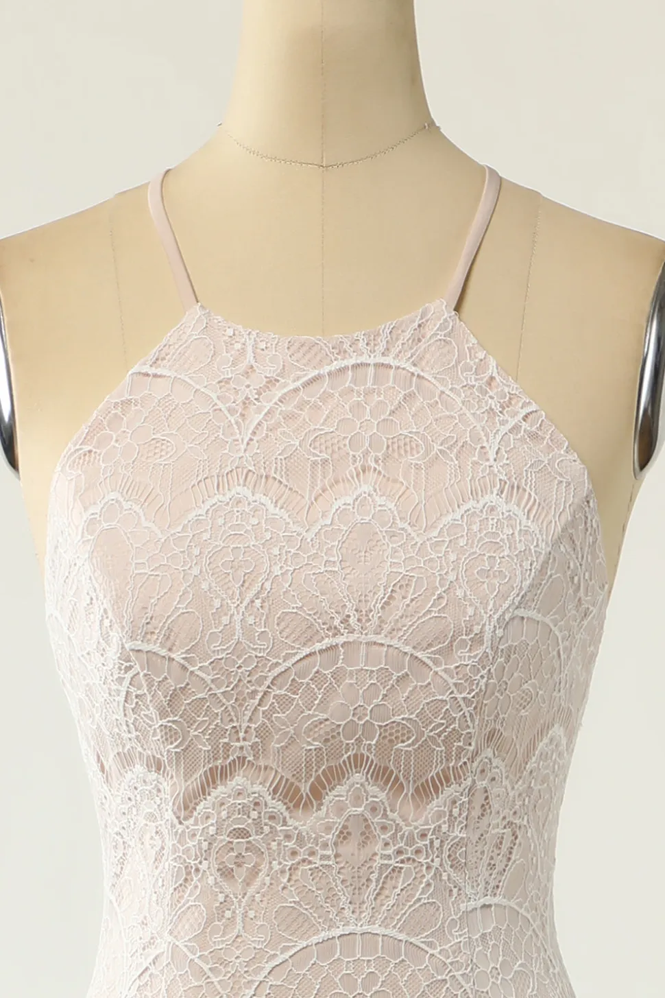 Vestido de noiva de renda branca de sereia halter branco com varrimento trem