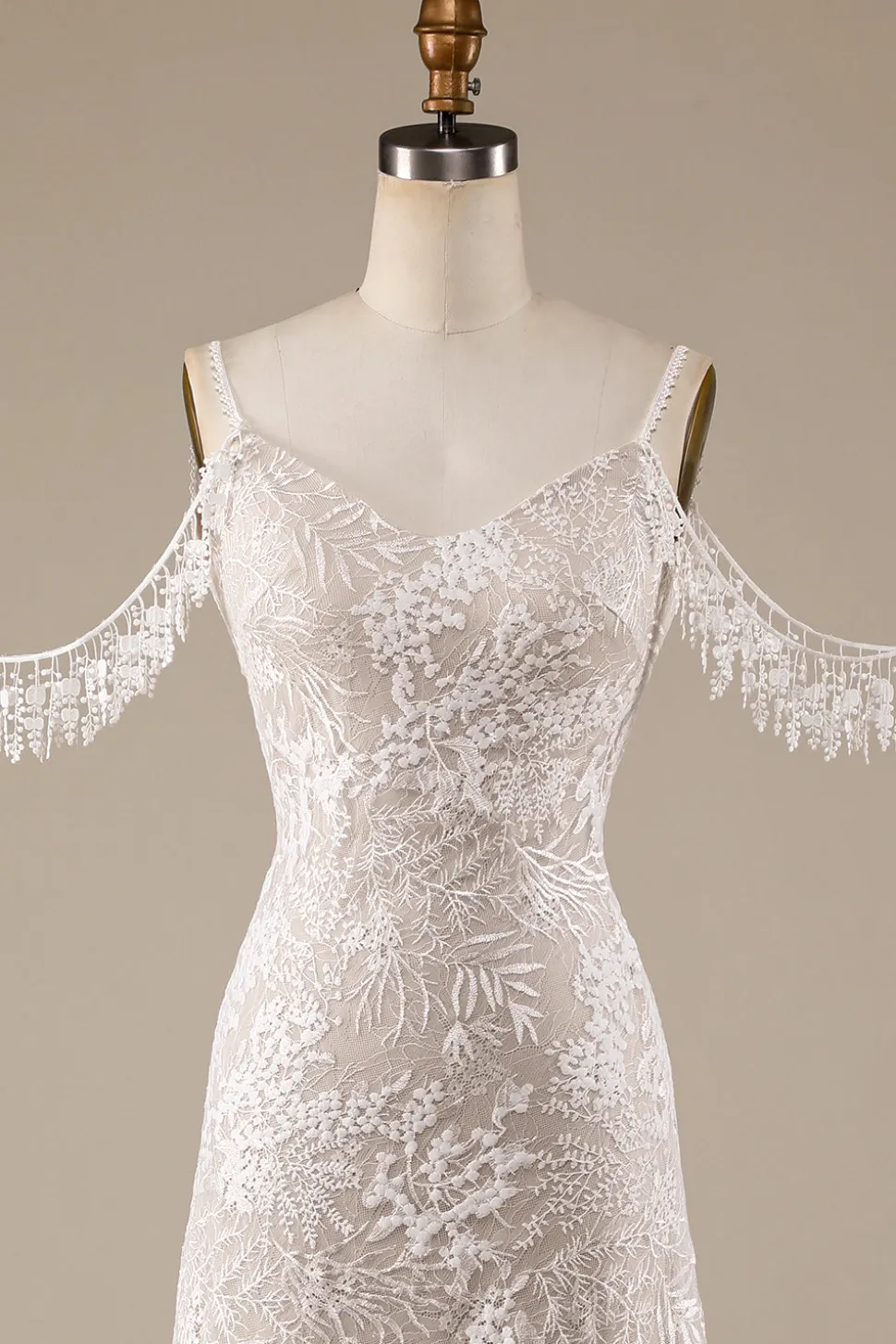 Vestido de noiva de renda de marfim com franjas