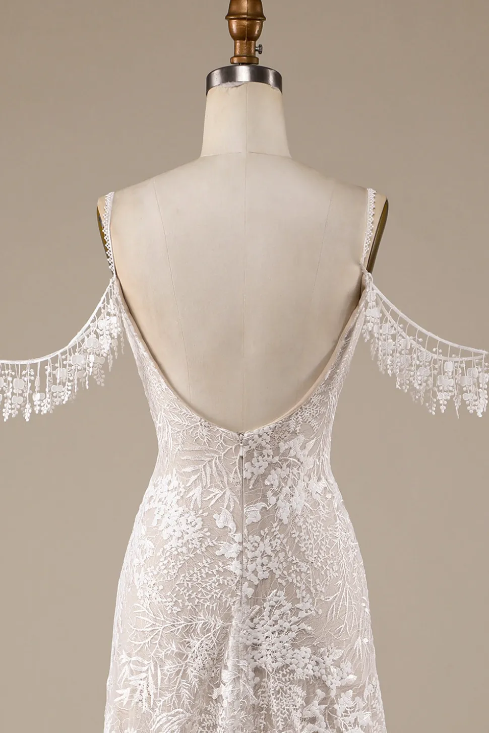 Vestido de noiva de renda de marfim com franjas