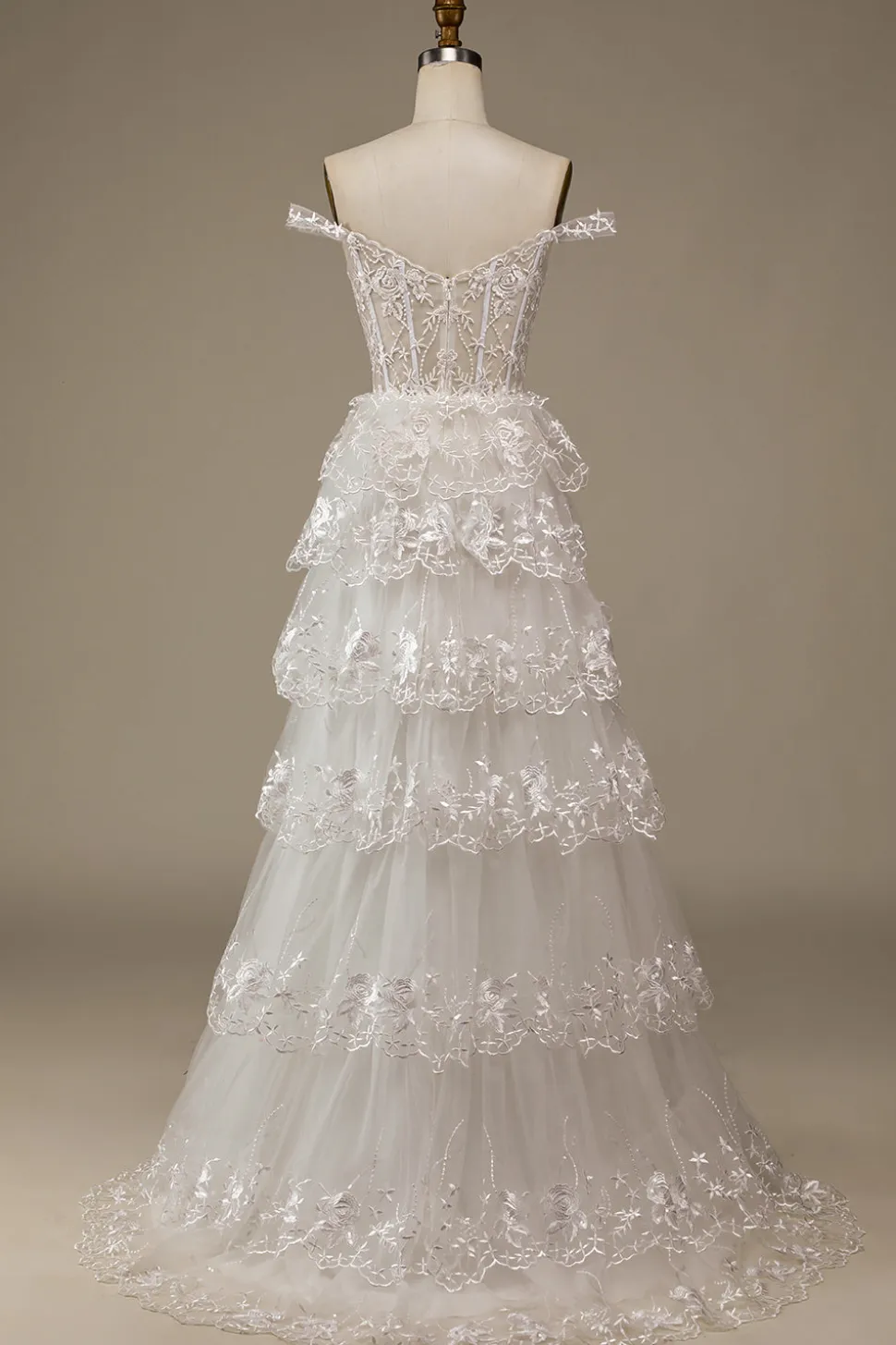 Vestido de noiva de renda em camadas branco brilhante com fenda