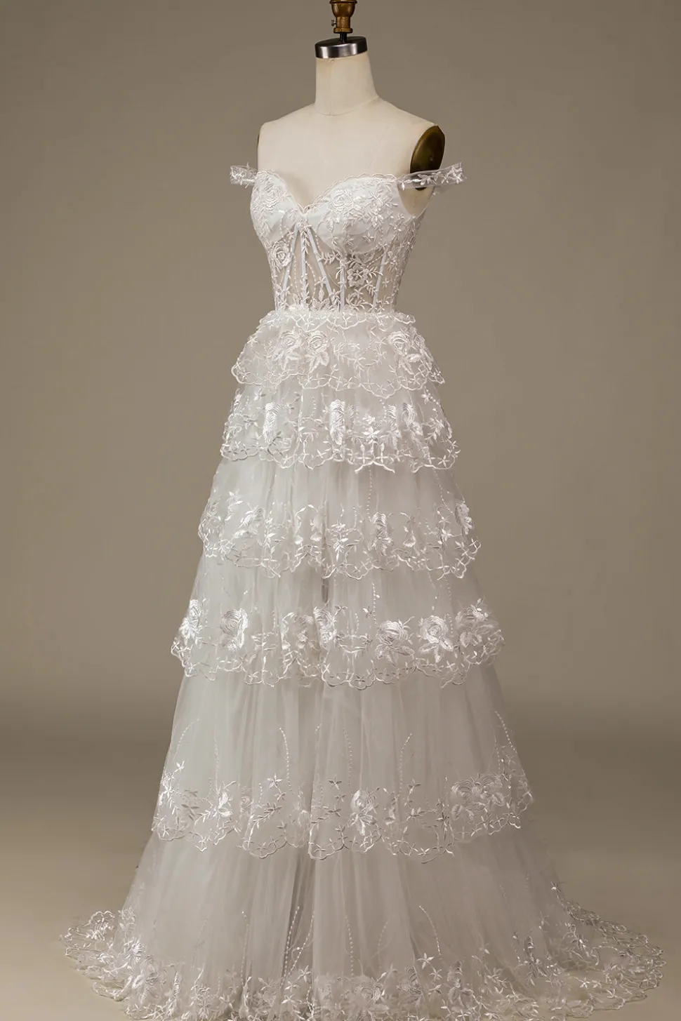 Vestido de noiva de renda em camadas branco brilhante com fenda