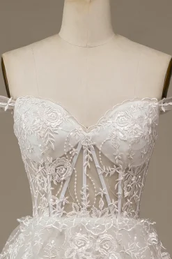 Vestido de noiva de renda em camadas branco brilhante com fenda