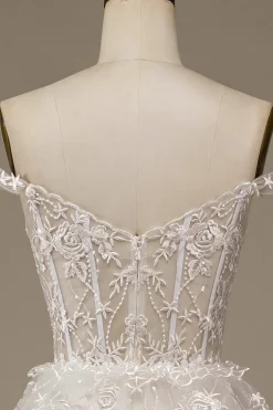 Vestido de noiva de renda em camadas branco brilhante com fenda