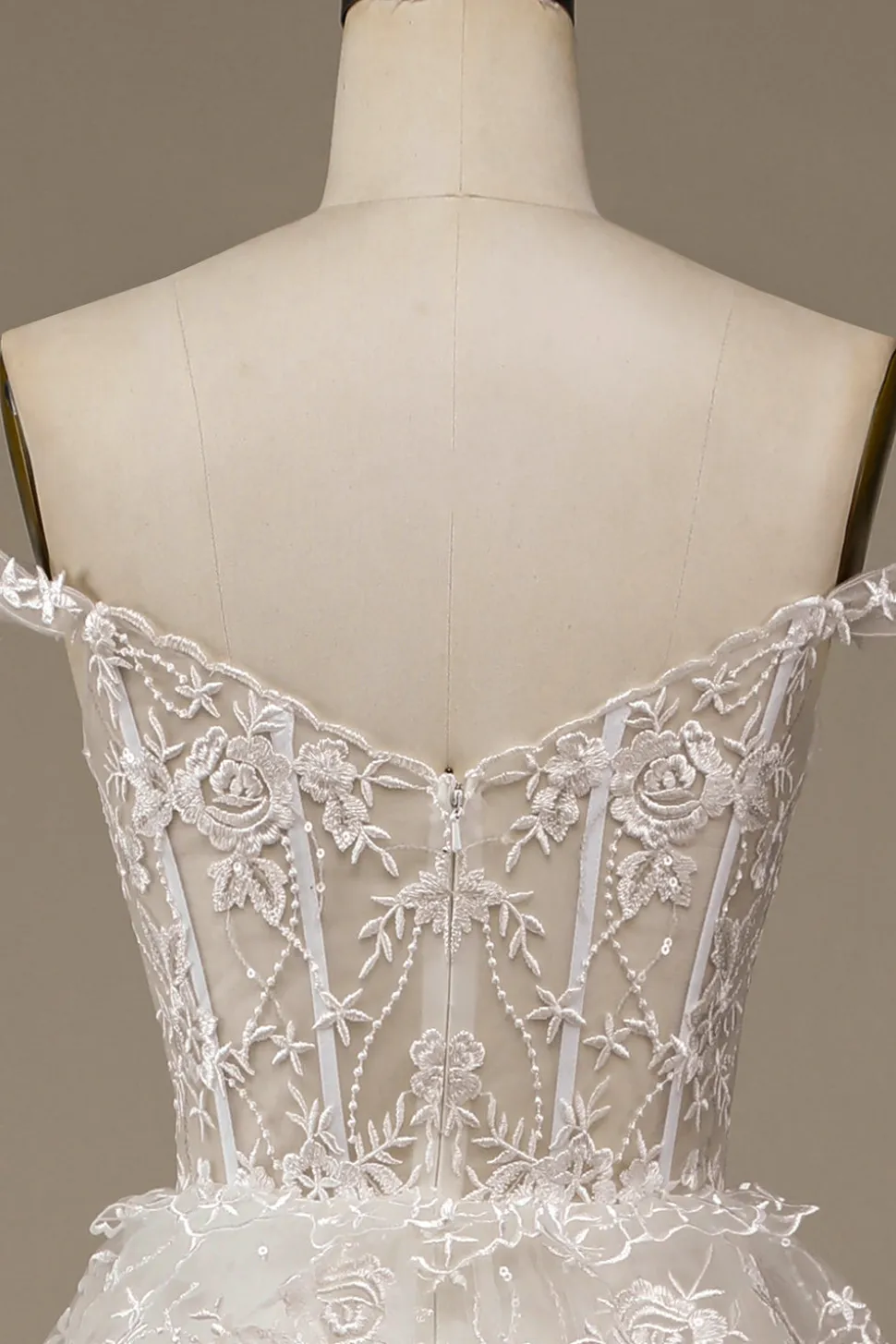 Vestido de noiva de renda em camadas branco brilhante com fenda