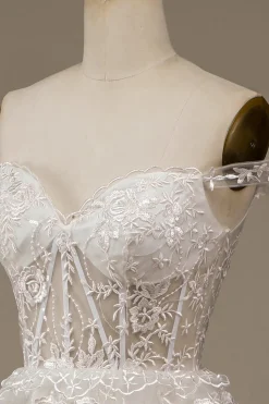Vestido de noiva de renda em camadas branco brilhante com fenda