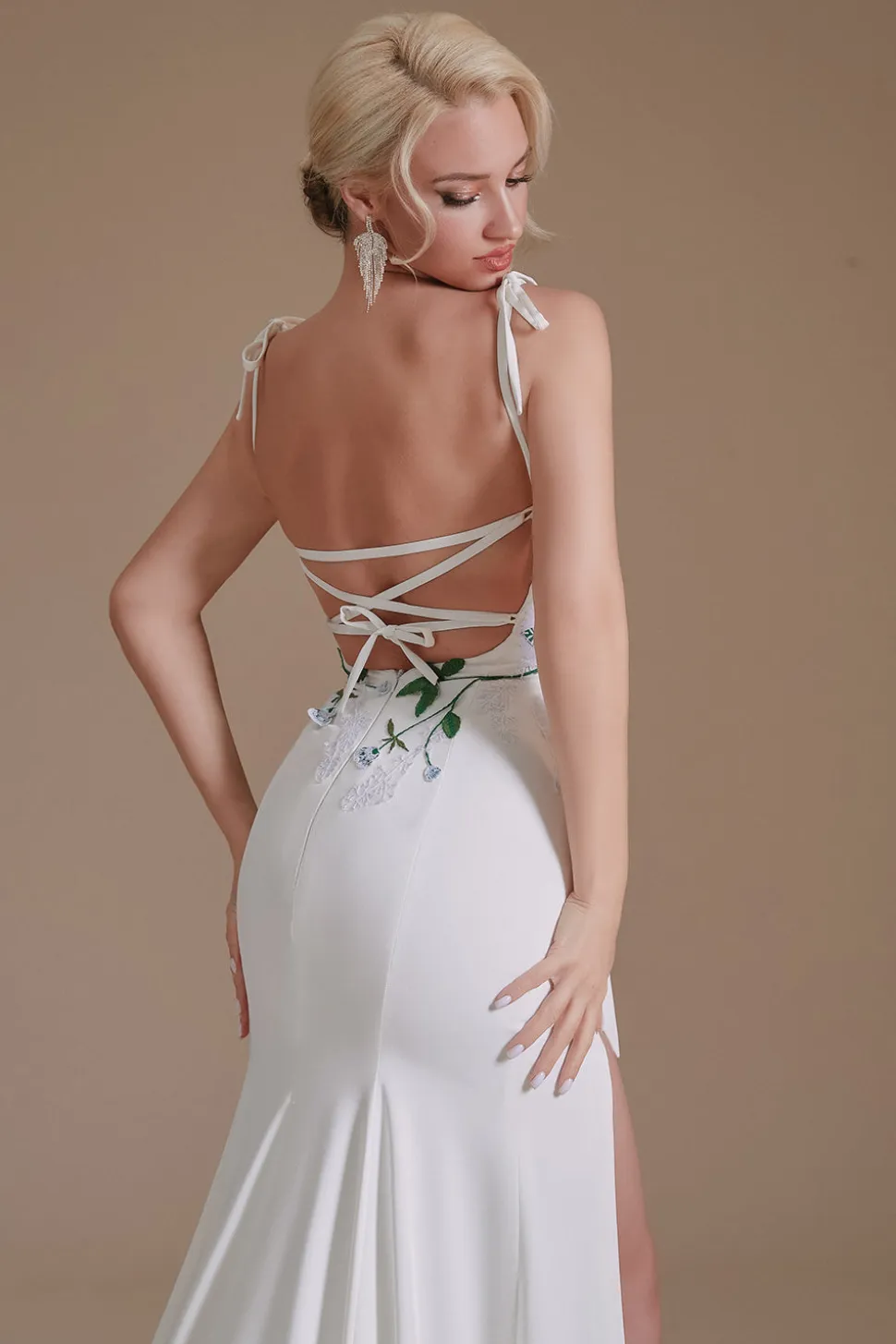 Vestido de noiva de trem de varrimento sem costas da sereia branca com apliques