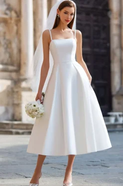 Vestido de noiva longo de alças finas brancas com laço destacável