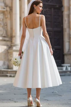 Vestido de noiva longo de alças finas brancas com laço destacável