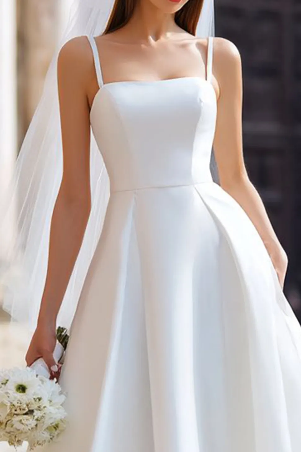 Vestido de noiva longo de alças finas brancas com laço destacável