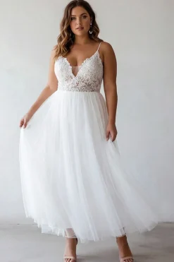 Vestido de noivado branco de alças finas em tule com renda
