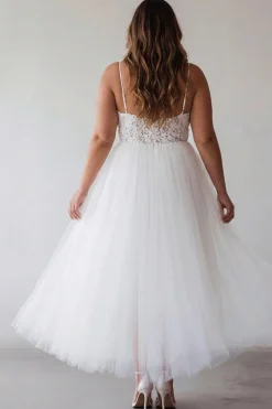 Vestido de noivado branco de alças finas em tule com renda