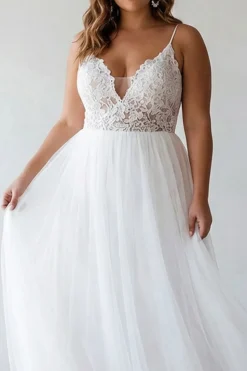 Vestido de noivado branco de alças finas em tule com renda