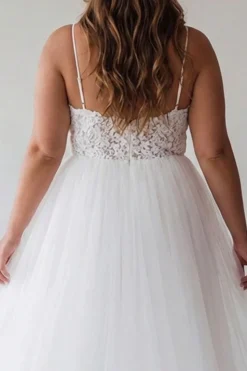Vestido de noivado branco de alças finas em tule com renda