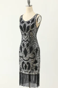 Vestido de prata preta de pescoço de colher de 1920