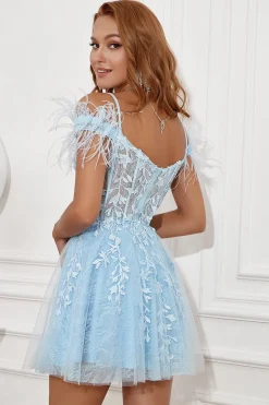 Vestido de regresso a casa de ombro azul com penas