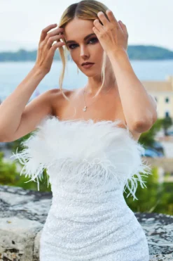 Vestido de regresso a casa branco sem alças de sheath com penas