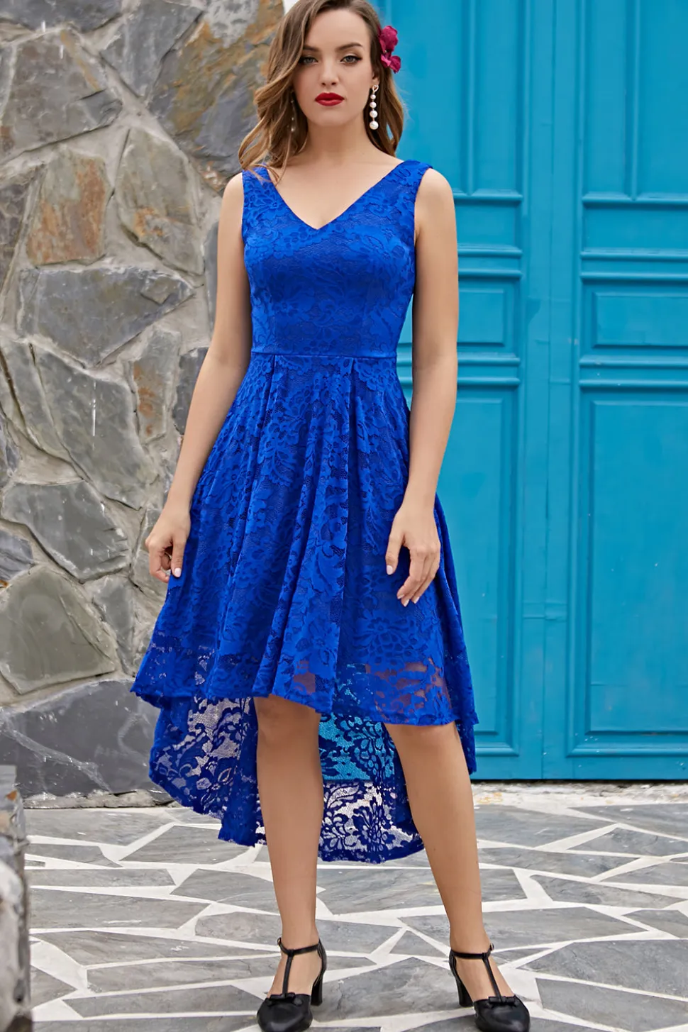 Vestido de renda assimétrica azul royal