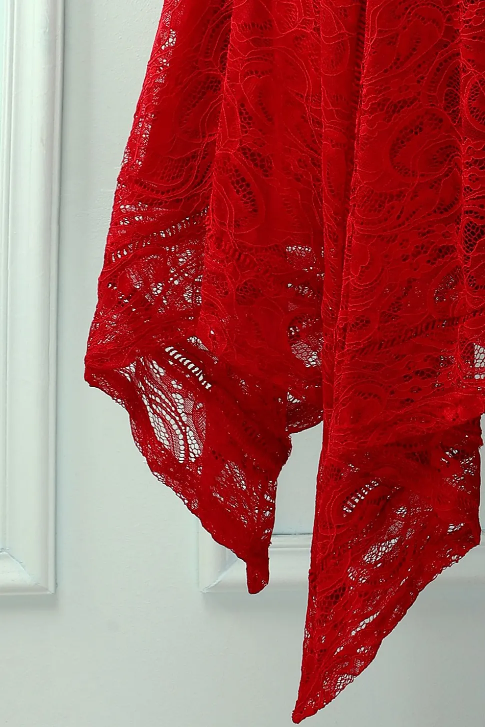 Vestido de renda assimétrico vermelho escuro