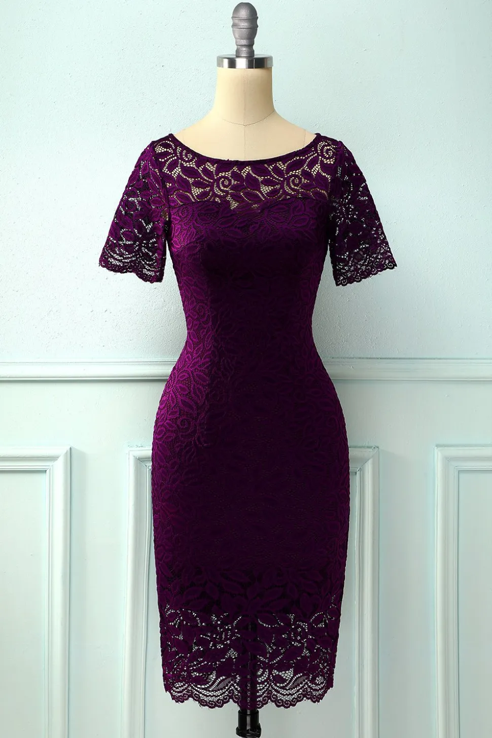 Vestido de Renda Bodycon em Uva