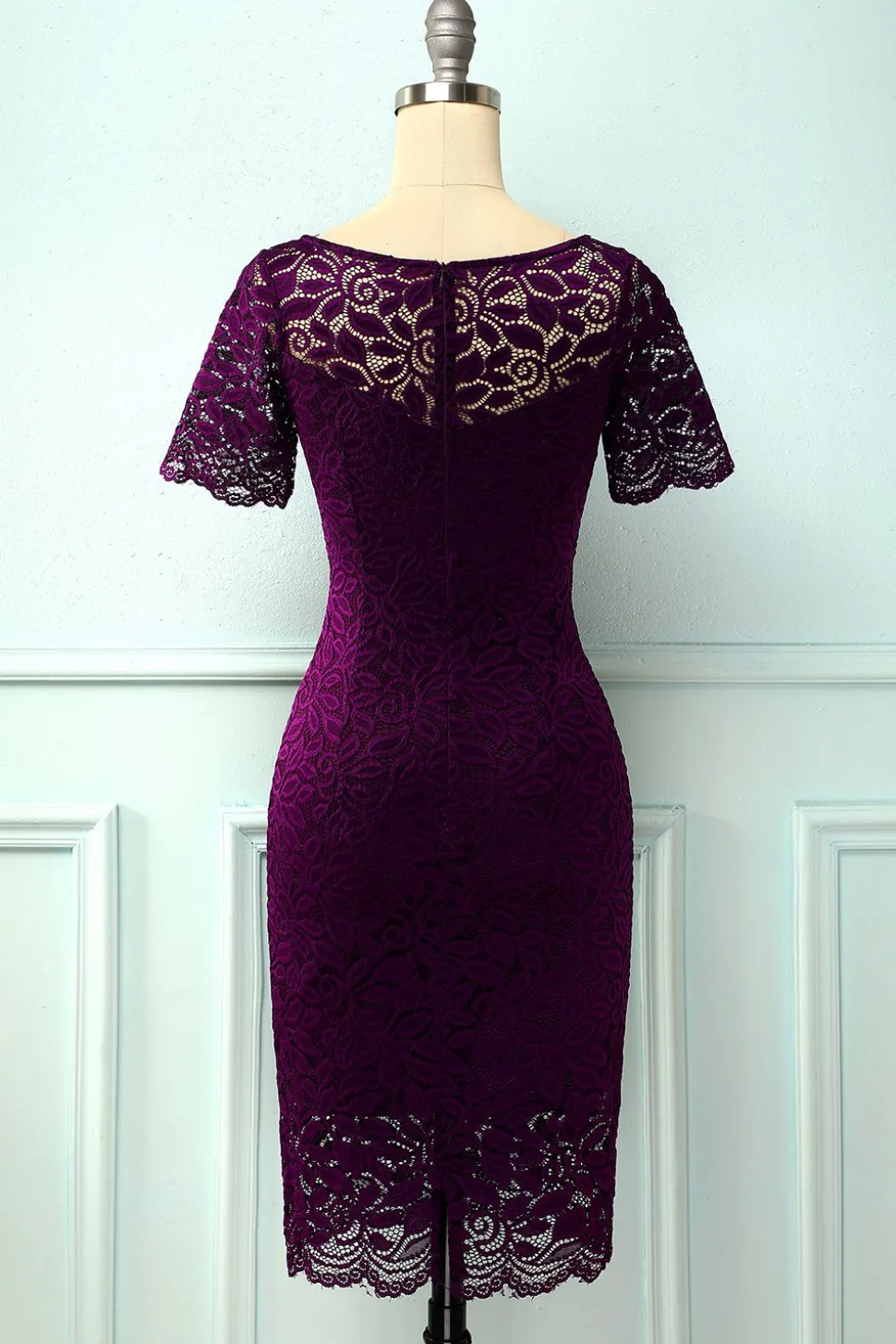 Vestido de Renda Bodycon em Uva