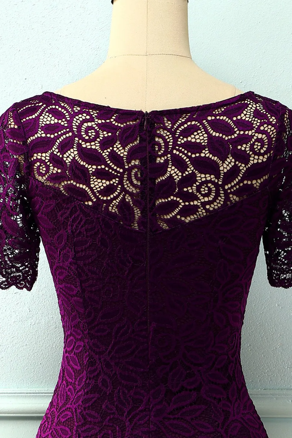 Vestido de Renda Bodycon em Uva
