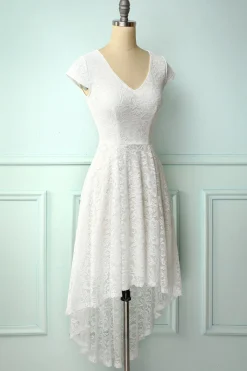 Vestido de renda branca alta baixa