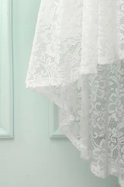 Vestido de renda branca alta baixa