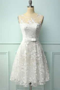 Vestido de Renda Branca com Laço