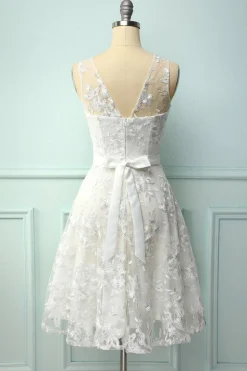 Vestido de Renda Branca com Laço
