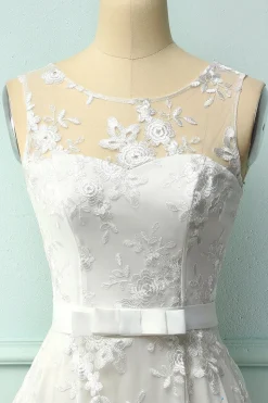 Vestido de Renda Branca com Laço