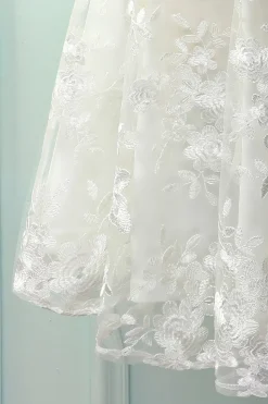 Vestido de Renda Branca com Laço