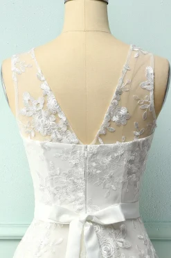 Vestido de Renda Branca com Laço