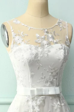Vestido de Renda Branca com Laço