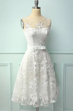 Vestido de Renda Branca com Laço