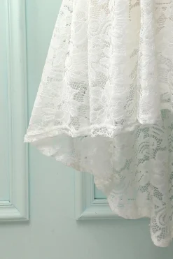 Vestido de renda branca com decote em v