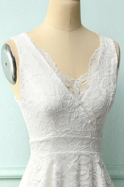 Vestido de renda branca com decote em v