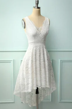 Vestido de renda branca com decote em v