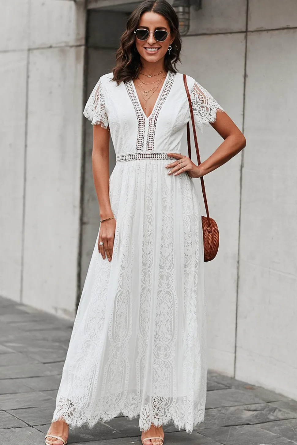 Vestido de renda branca de pescoço em V