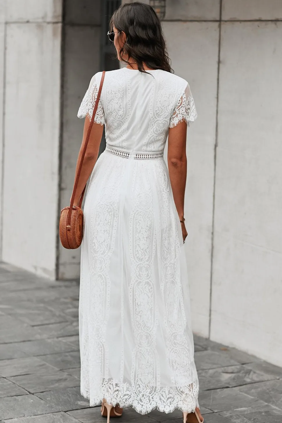 Vestido de renda branca de pescoço em V