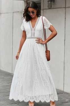Vestido de renda branca de pescoço em V