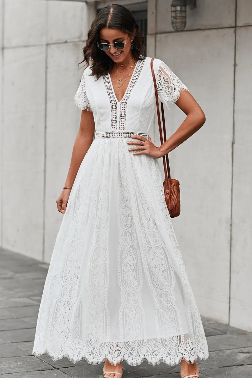 Vestido de renda branca de pescoço em V