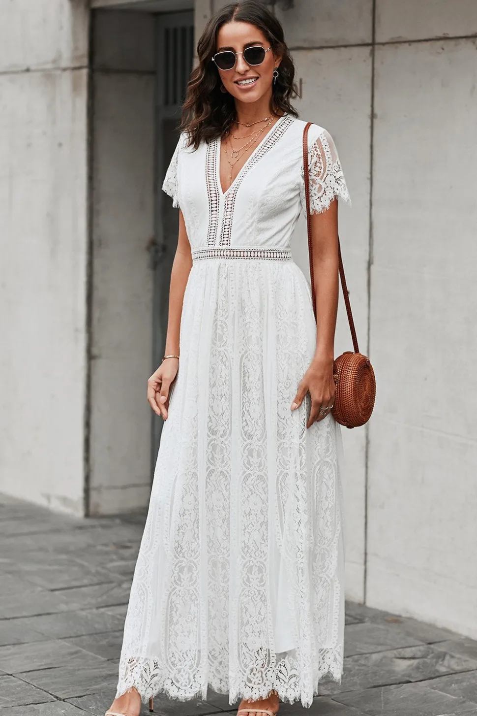 Vestido de renda branca de pescoço em V