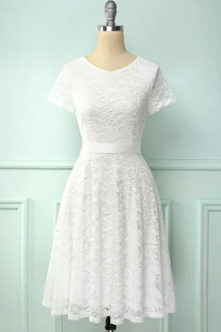 Vestido de renda branca de mangas curtas