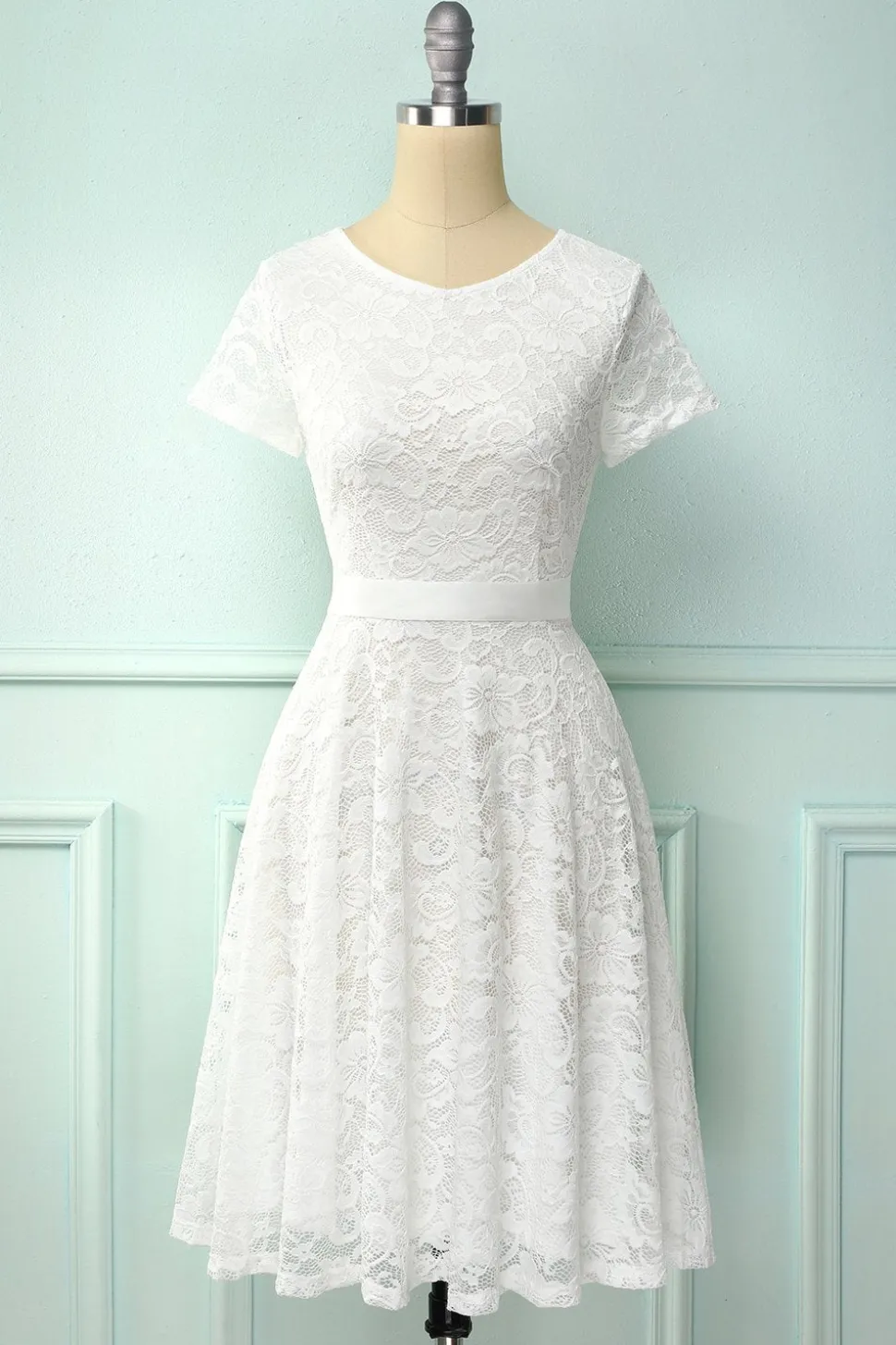Vestido de renda branca de mangas curtas