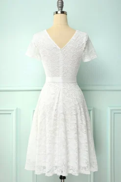 Vestido de renda branca de mangas curtas