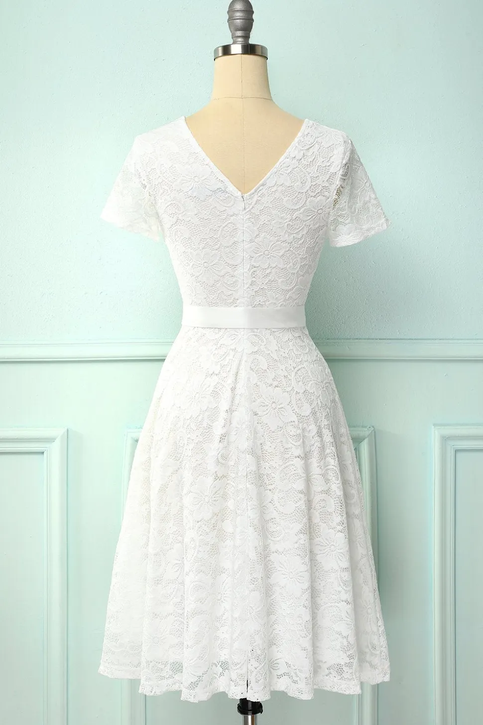 Vestido de renda branca de mangas curtas