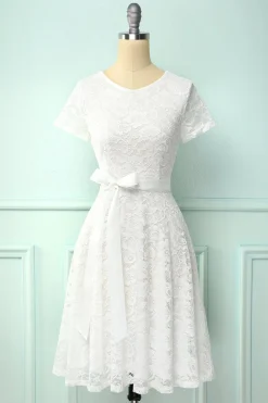 Vestido de renda branca de mangas curtas