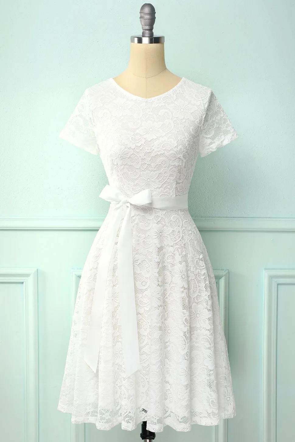 Vestido de renda branca de mangas curtas