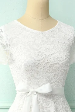 Vestido de renda branca de mangas curtas